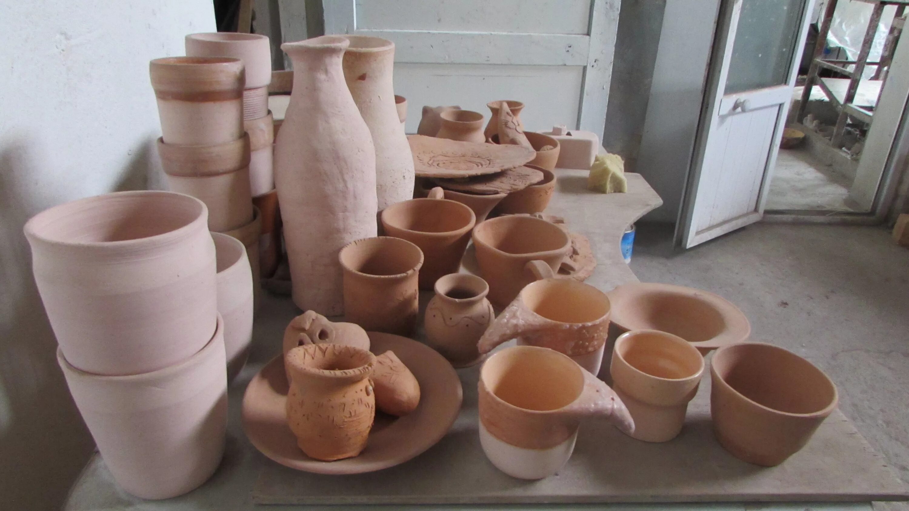 Изготовление глиняной посуды. Гончарные изделия. Гончарные изделия из глины. Посуда из глины. Современные гончарные изделия.