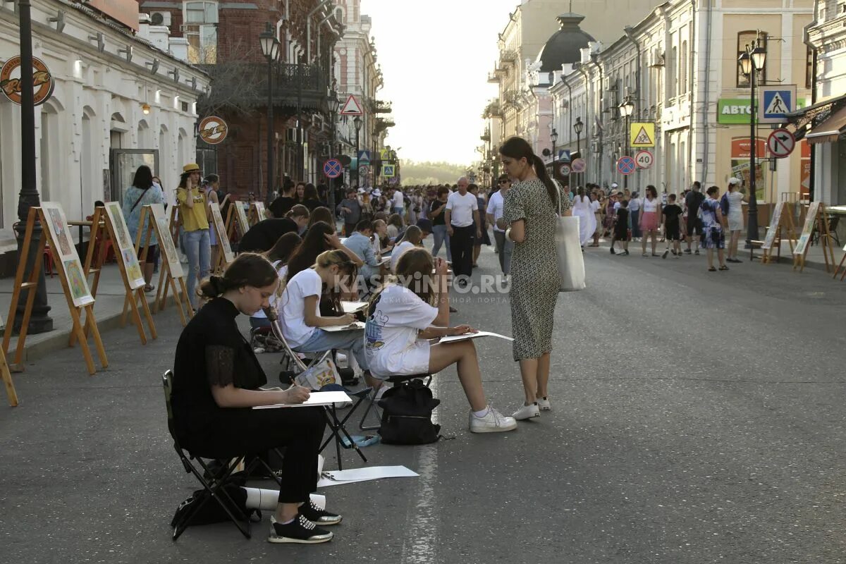 Астрахань пешеходная улица. Астрахань люди на улице. Фото улицы днем. Май на улице.