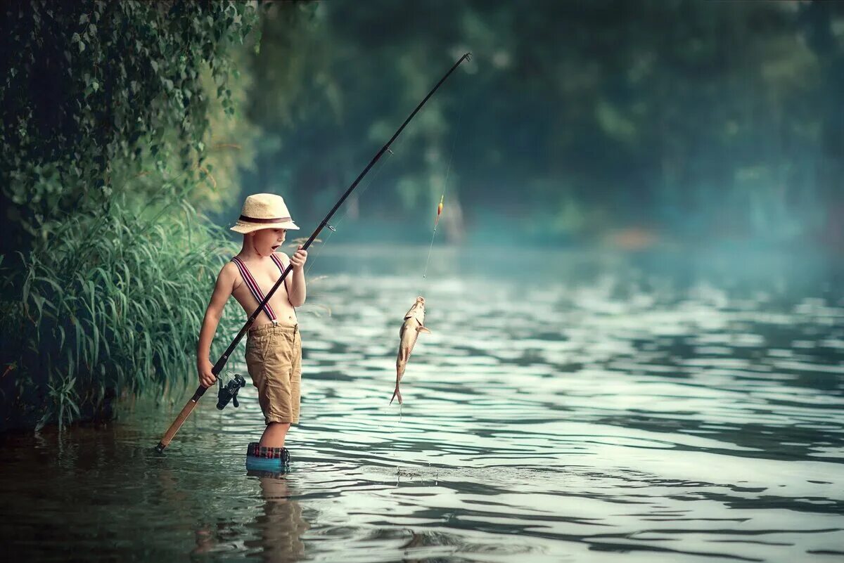 Рыбу удят удочкой. Рыбак. Рыбак с удочкой. Мальчик Рыбак. Мальчик с удочкой.