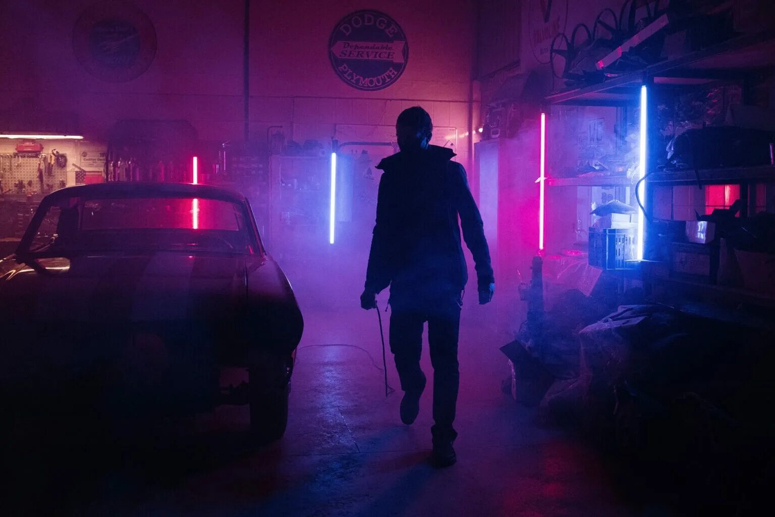 Гараж cyberpunk. Гараж киберпанк. автомобиль киберпанк в гараже. грустный парень неон. парень неоновый город.