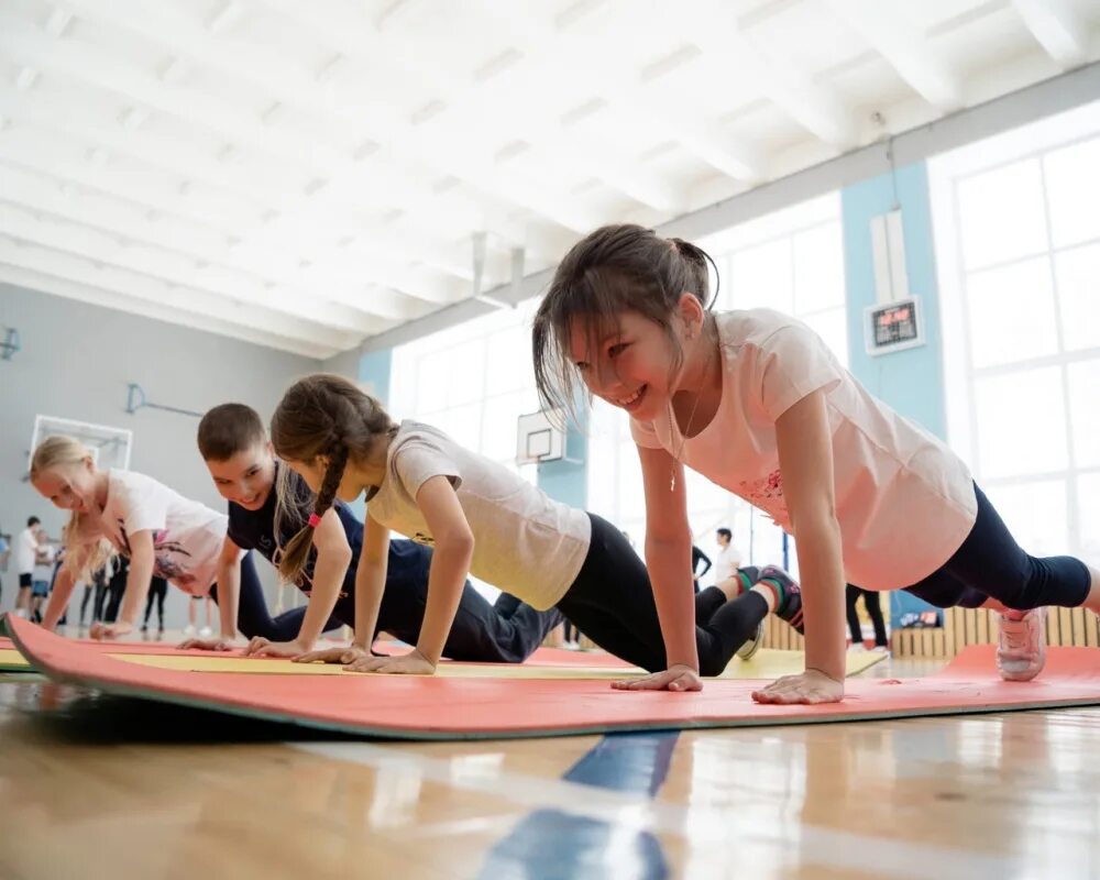 Гто ребенка 10 лет. Фотосессия в спортзале школы. Фотосессия класса в спортзале в школе. ГТО дети. Дети в спортзале в школе.