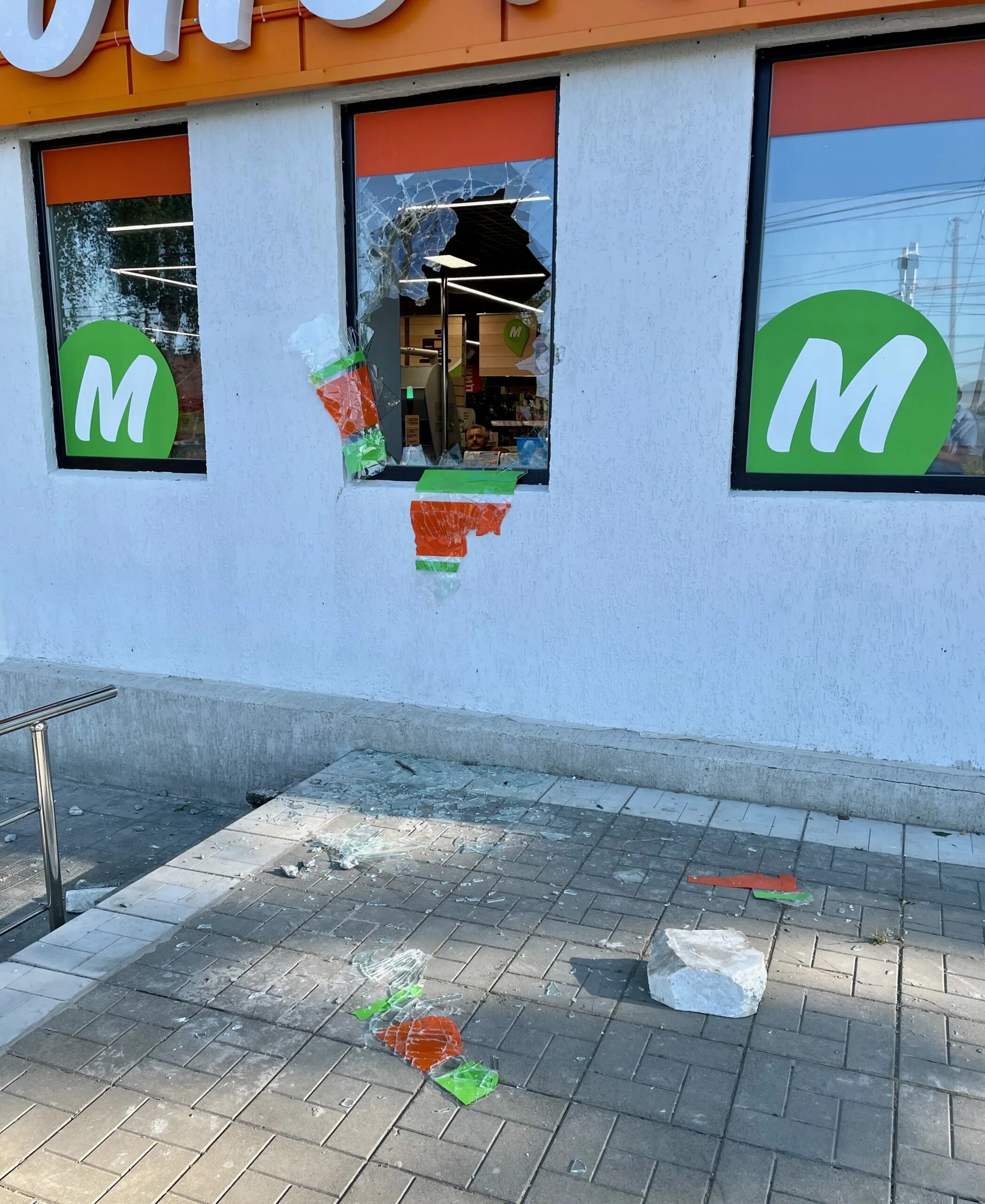 Монетка открытие. Открытие монетка искитим. новогодние елки в магазине монетка. вандалы. монетка.