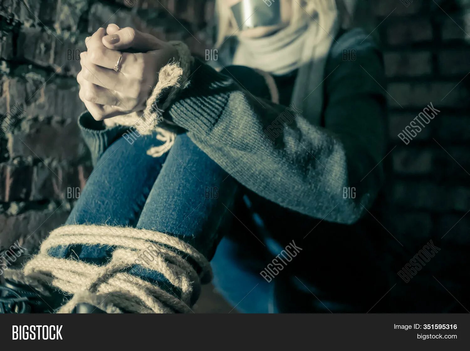 Tied her hands. Связанные мужские руки. Hands tied behind back wite. Связанные руки девушки. Картина человек с связанными руками.