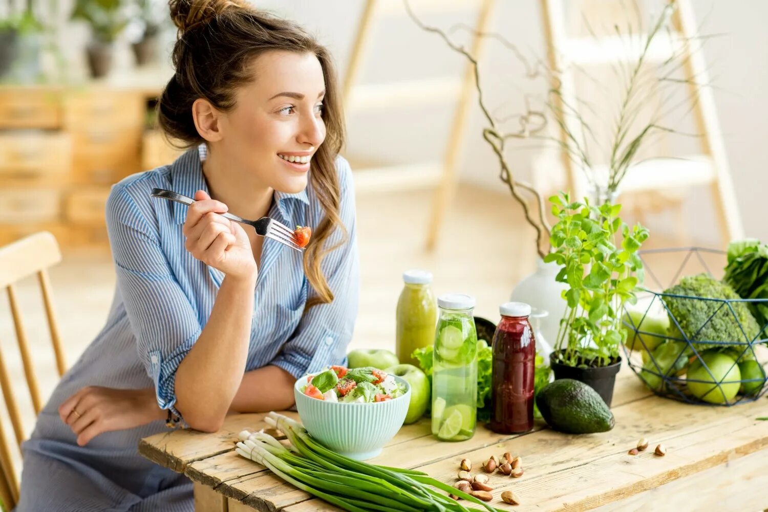 Health improved. Наслаждение едой. Здоровое питание женщина. Девушка ест салат. Девушка со здоровой едой.