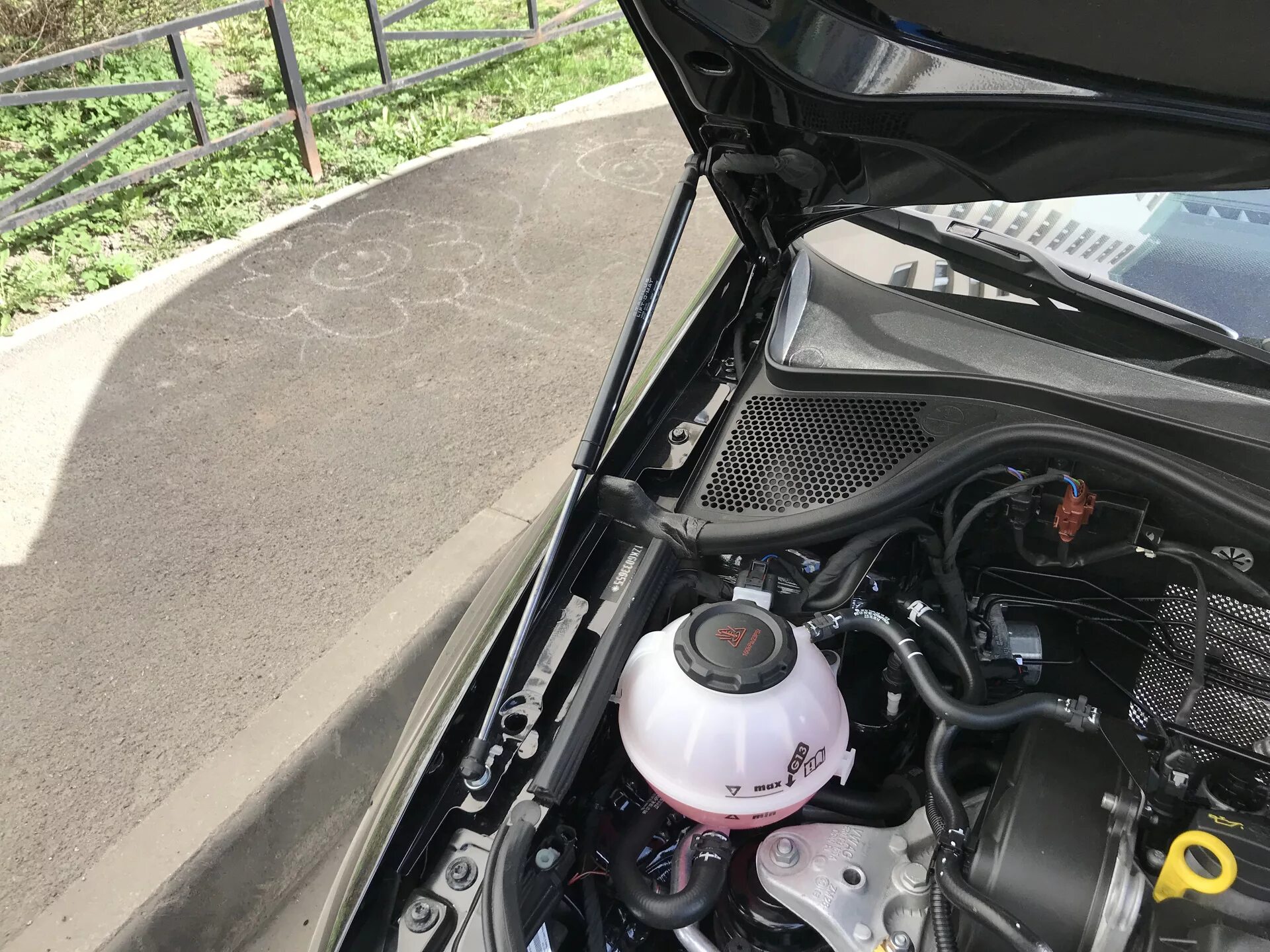 Газовый упор капота поло. Пневмоупор капота поло седан. Газовые упоры капота volkswagen polo. Газовые упоры капота поло седан. Упор капота volkswagen afhdvwgo092.