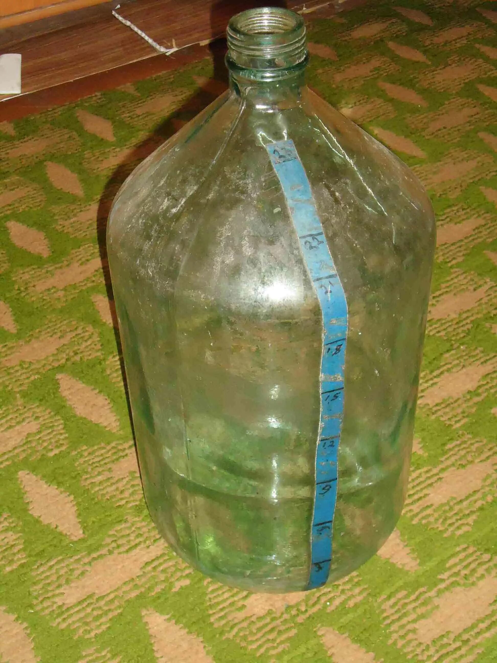 Самогон на 20 литров воды. Бутыль для самогона 20 литров. Брага в стеклянном бутыле 20 литров. Бутыли для браги 20 литров. Бутыль под брагу 20 литров.