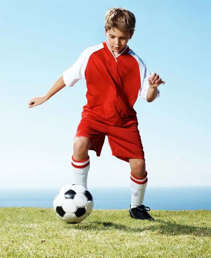 Дети спортсмены. Детский футбол. Мальчик спортсмен. Футбол дети.