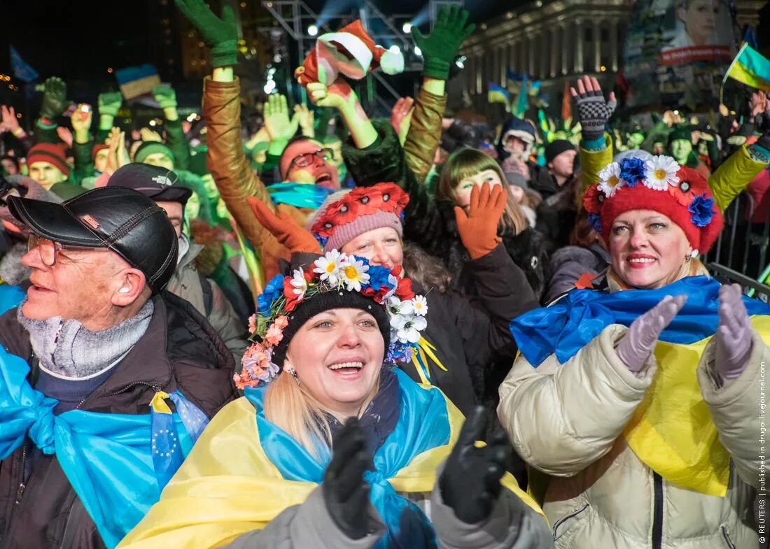 Скачут на Майдане. Украинцы на Майдане. Украинцы радуются. Радостный хохол.