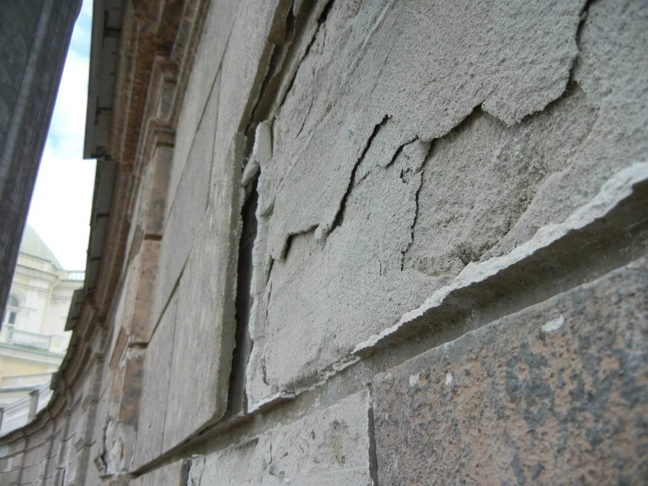 Горизонтальные трещины в газобетонных стенах. Горизонтальные трещины в газобетонных стенах по углам. Трещины горизонтальные на низу дома 9тэтажного.