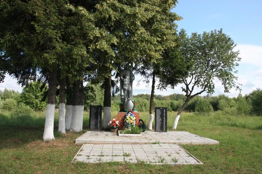 Каменского запорожской области. Братская могила Пагубино. Братская могила советских воинов село Чапаевка Запорожская область. Братская могила советских воинов с.Августиновка Запорожская область. Белгородский район с.Васильевка Братская могила.