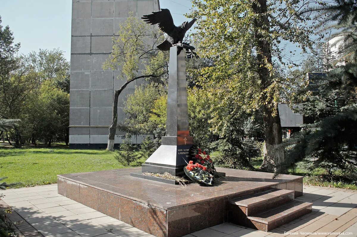 Чулково памятный знак 1812. Памятник 200-летию Ногинску на посёлке октября.