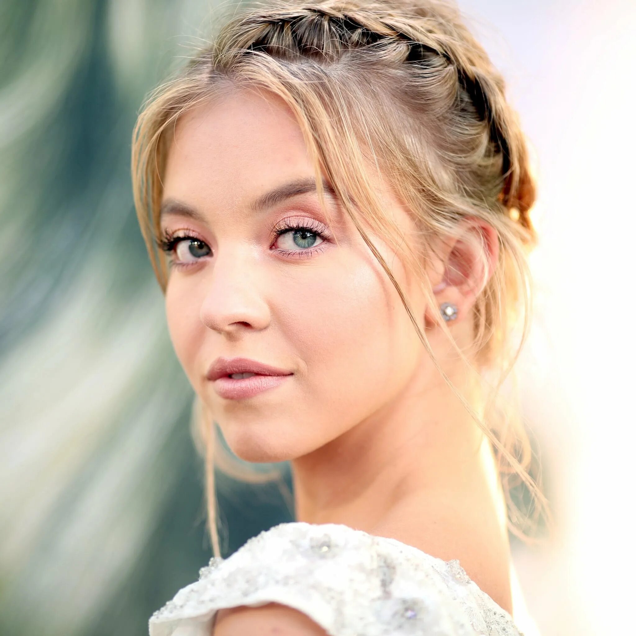 Красотка сидни суини. Любовный роман дурная слава. Алиса шарп актриса. Сидни суини острые предметы. Alice sharp dfb.