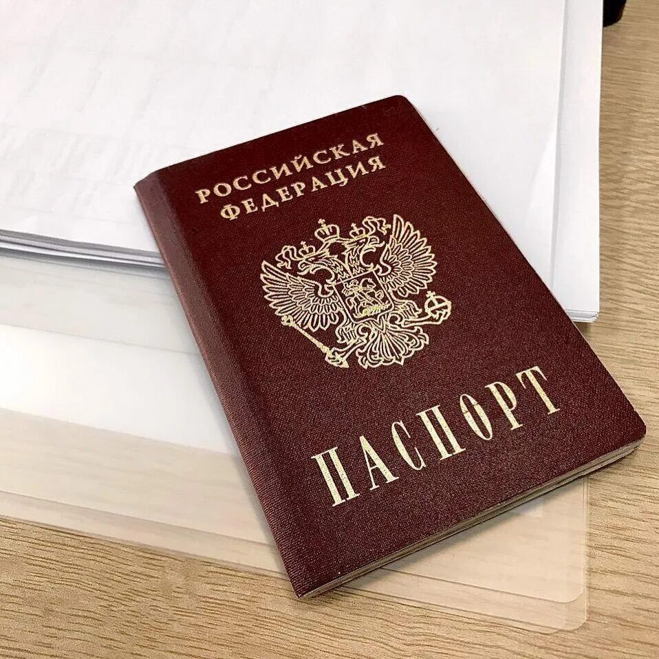 картинка важеые документ. надпись засекречено. картинка важеые документ. много бумаги. важно документы.