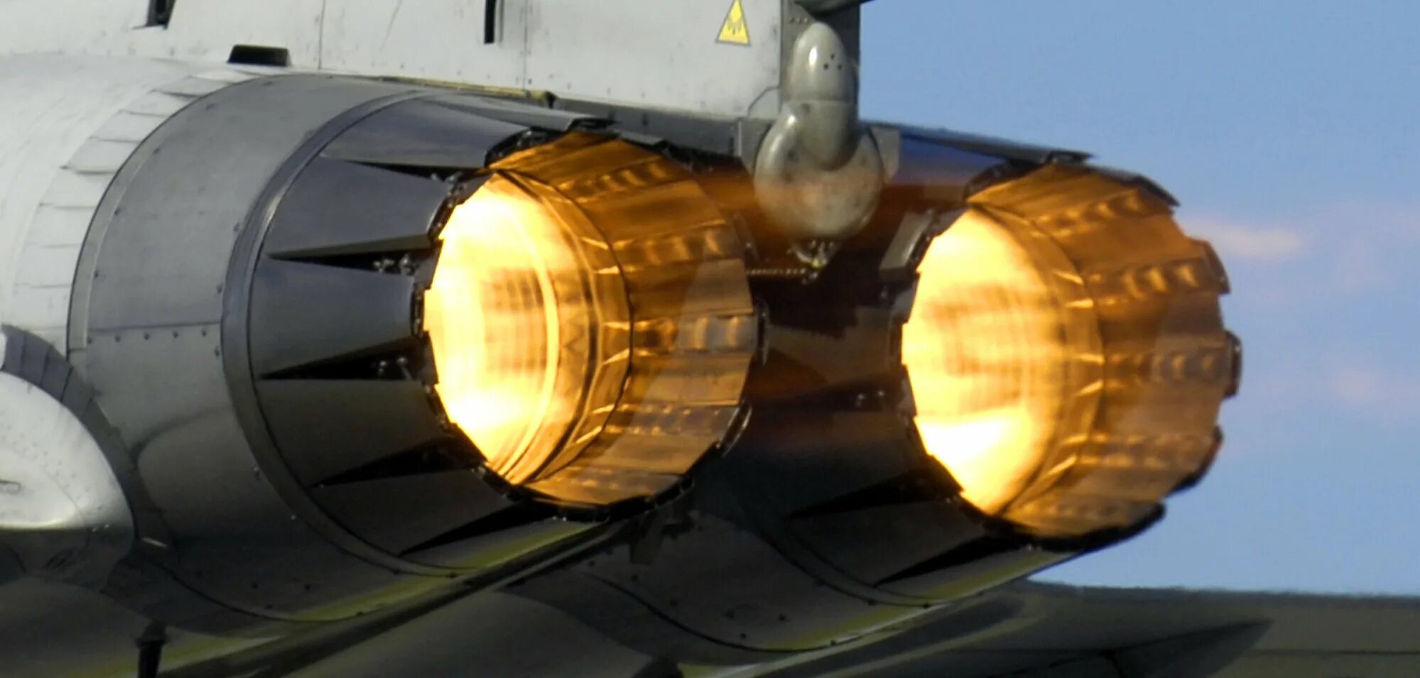 Горит сопло. Миг 31 сопло. плоское сопло реактивного двигателя f 15. форсажная камера миг 31. сопло реактивного самолета.