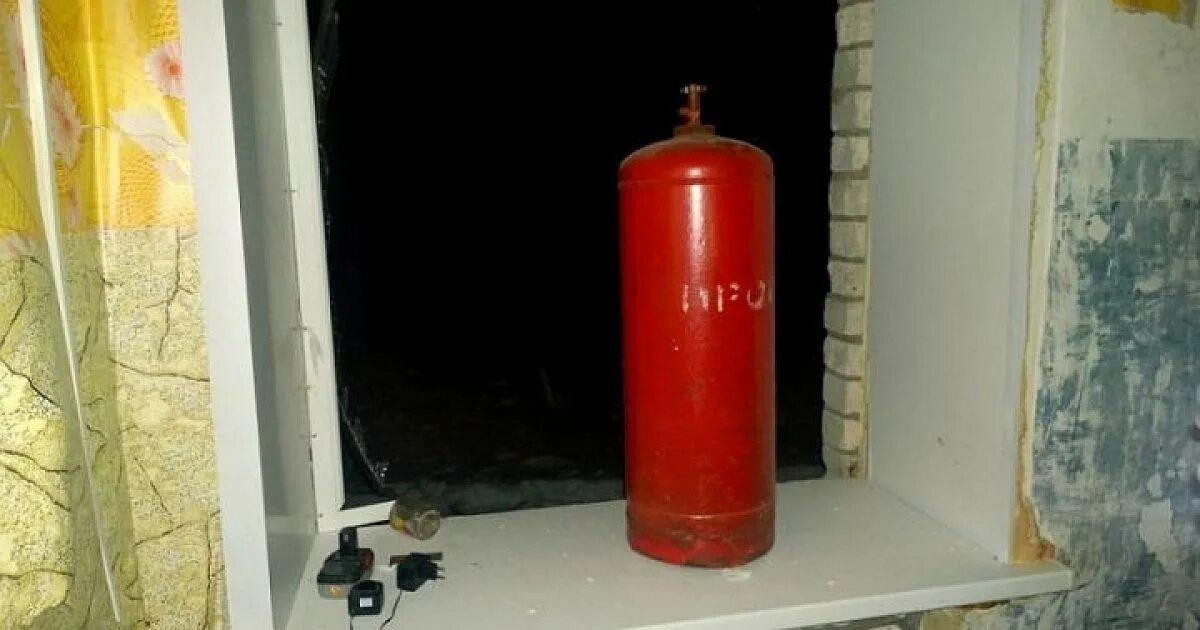 Строительство газовых баллонов. Баллон газа на дом. Газовый баллон в доме. Газовые котлы под баллонный газ для отопления. Ящик для газового баллона.