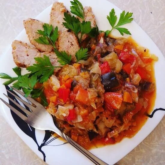 Овощное рагу. Овощное рагу с кабачками и баклажанами. Аджаб сандал. Калорийность овощного рагу с баклажанами. Рагу из баклажанов.