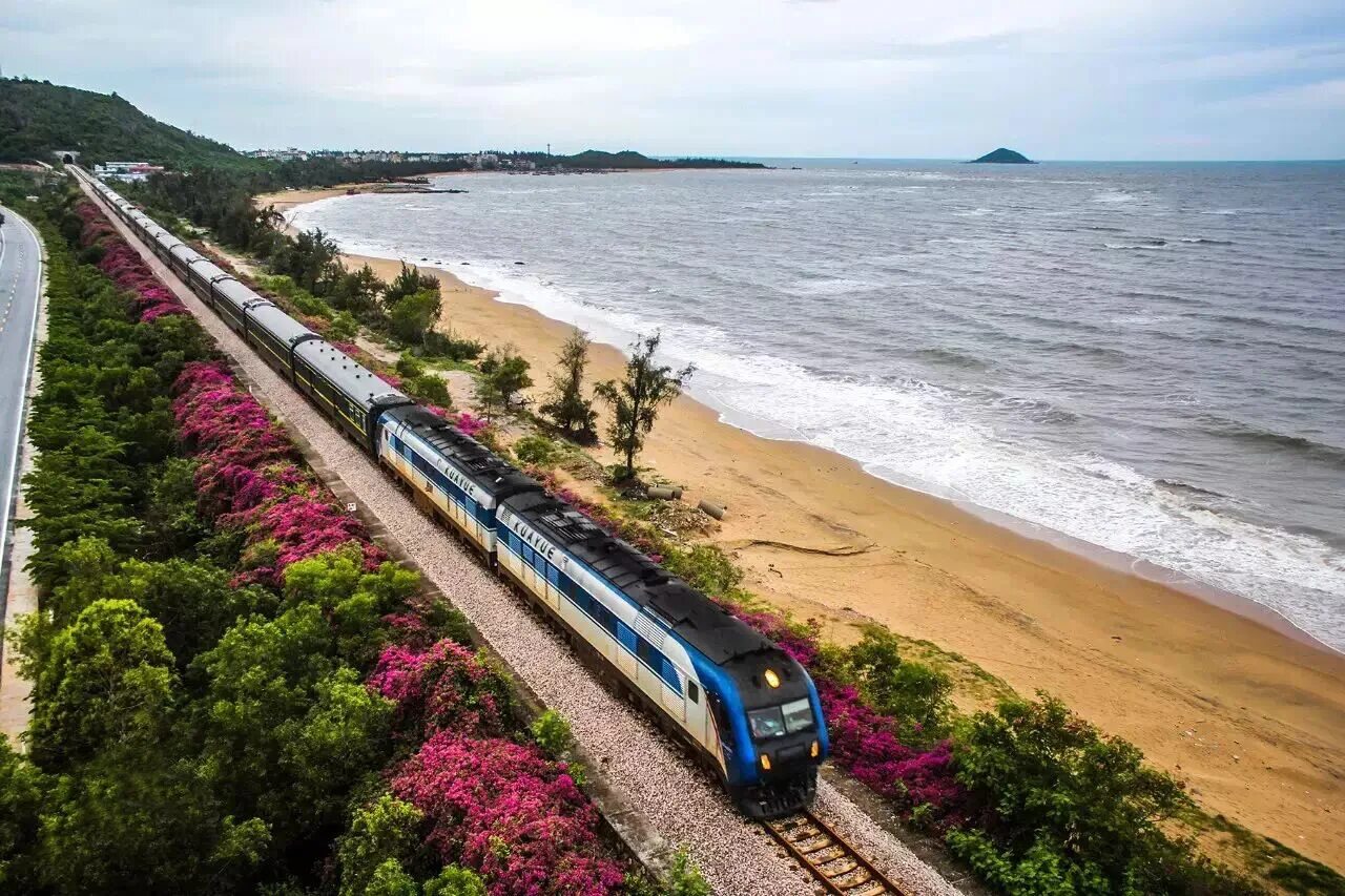 Железная дорога Хайнань. Железная дорога у моря. Поезд на море. Поезд к морю.