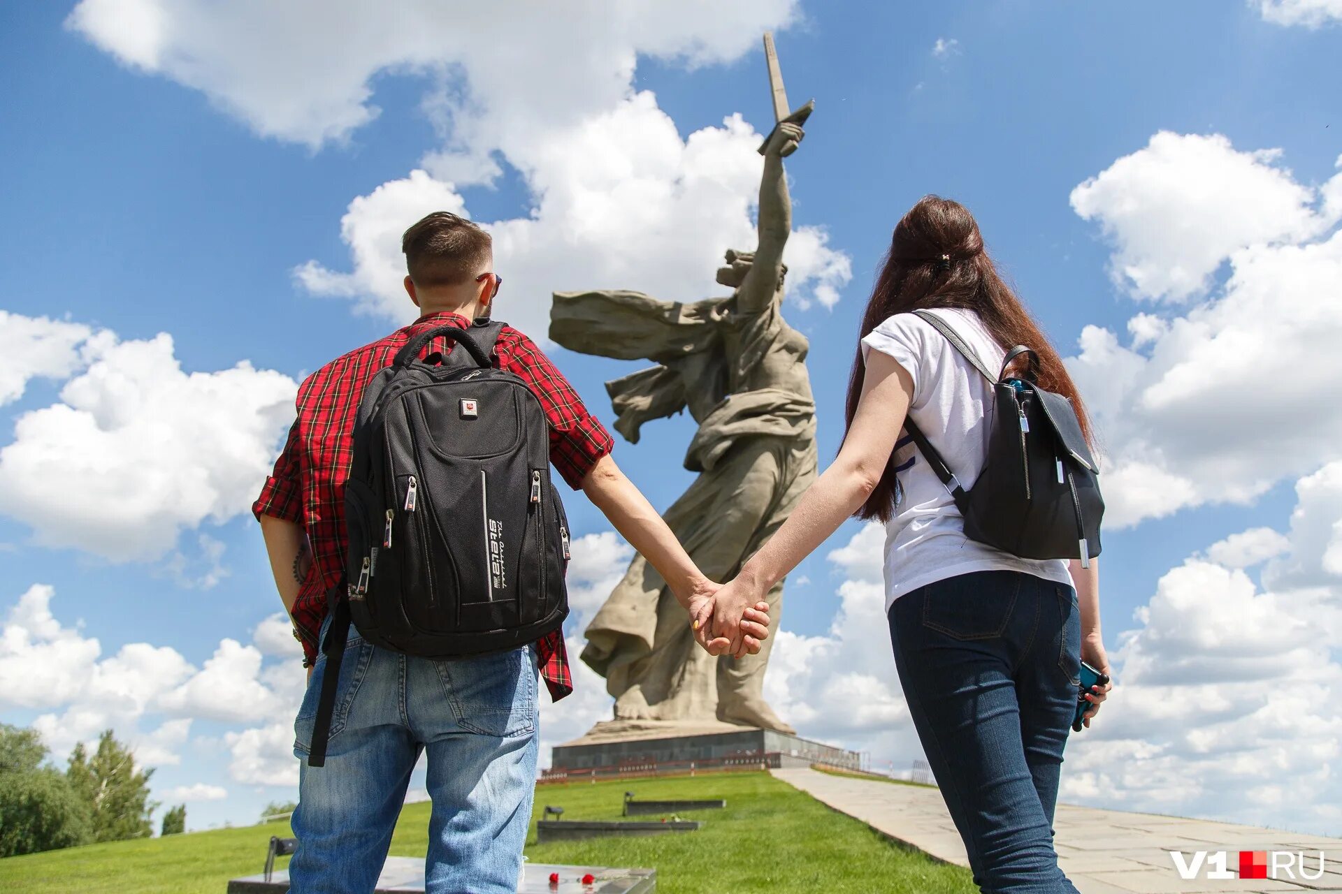 можно ли сейчас приехать в волгоград. туристы в волгограде. поезд деда мороза волгоград. волгоград сейчас. юнармейцы форма.