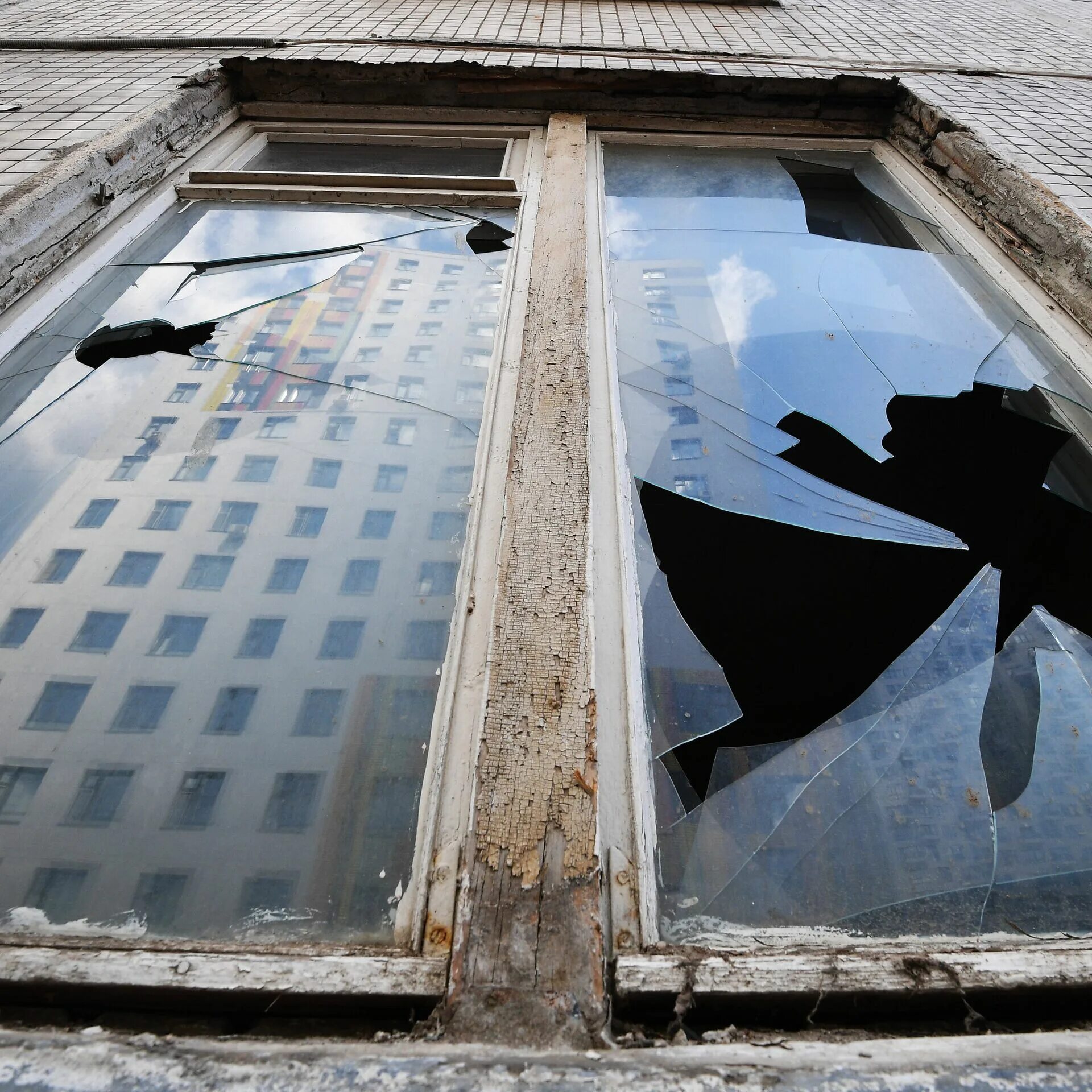 Дом с разбитыми окнами