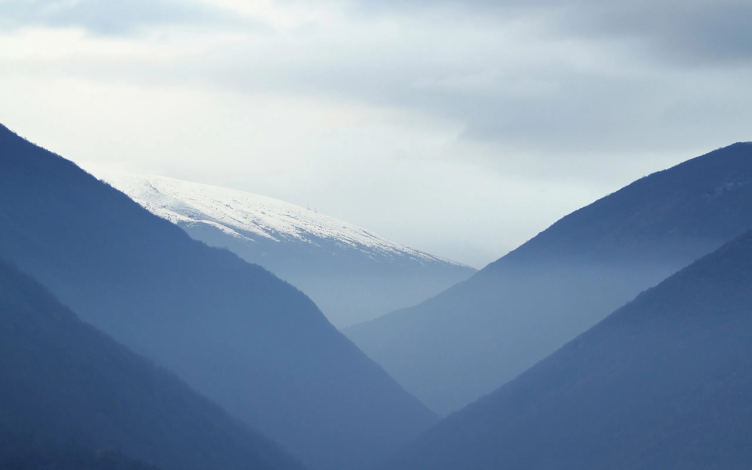 горы в дымке. светлые горы. горы вблизи. снежные горы в облаках. море и горы.