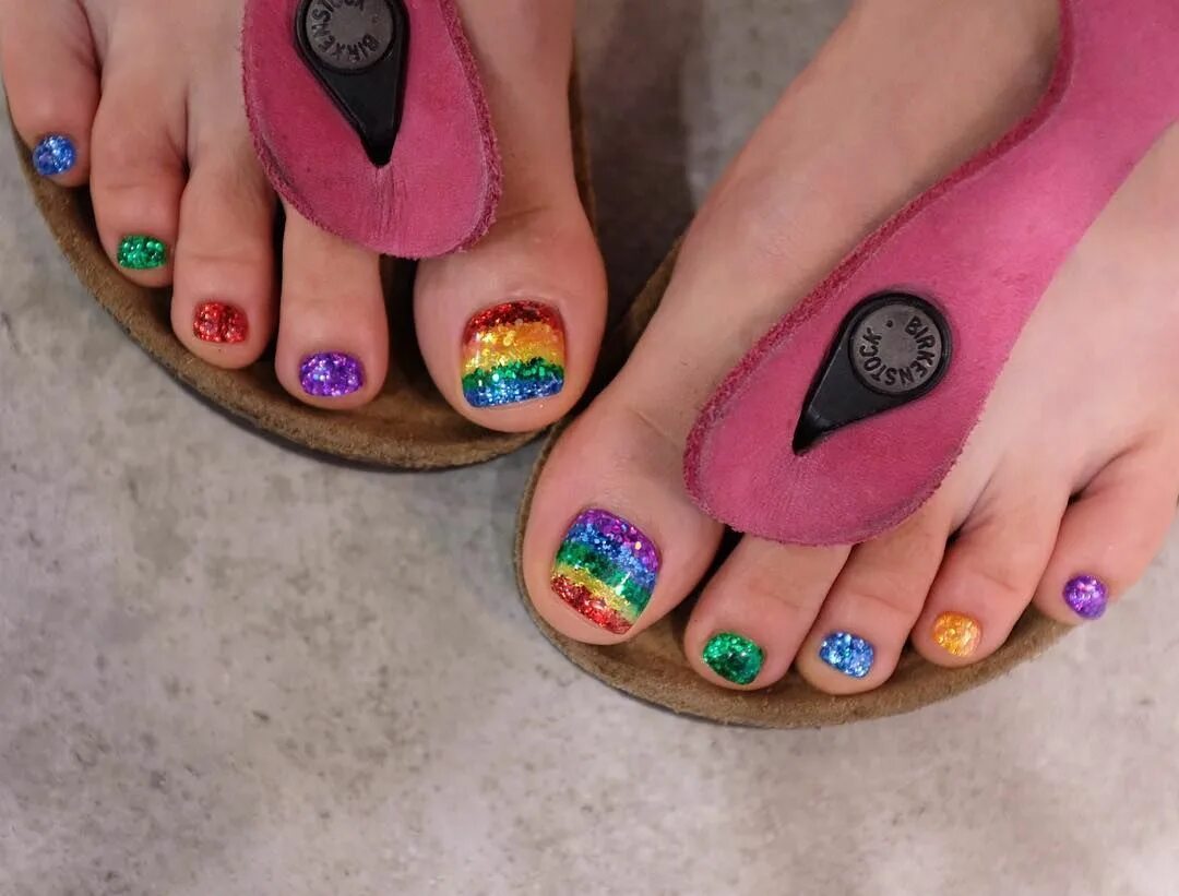 Весенний педикюр. Стильный яркий педикюр. Красивый педикюр. Необычный педикюр. Ногти педикюр.