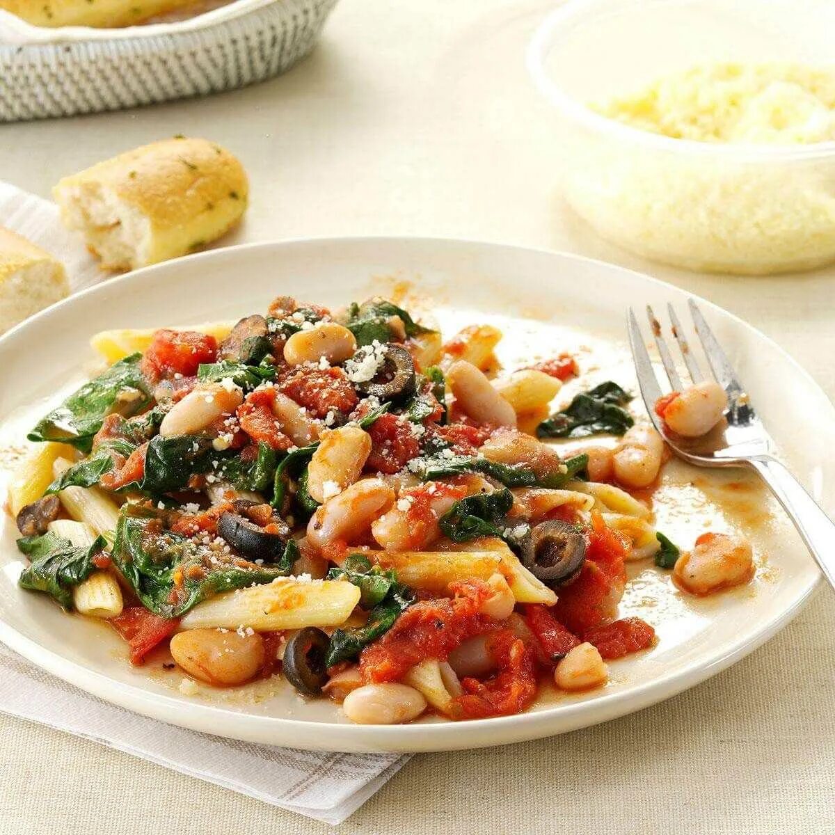 Паста с фасолью и овощами. Фасоль блюда с макаронами. Блюда макароны с овощами. Паста с томатами и фасолью.
