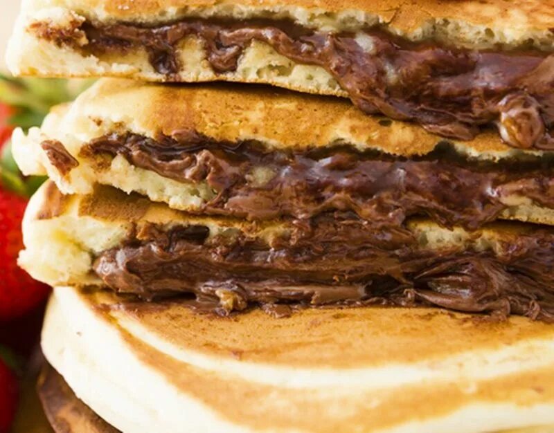 панкейки с шоколадом. японский десерт дораяки. дораяки японские панкейки с начинкой внутри. панкейки с шоколадом внутри. панкейк с шоколадом внутри.