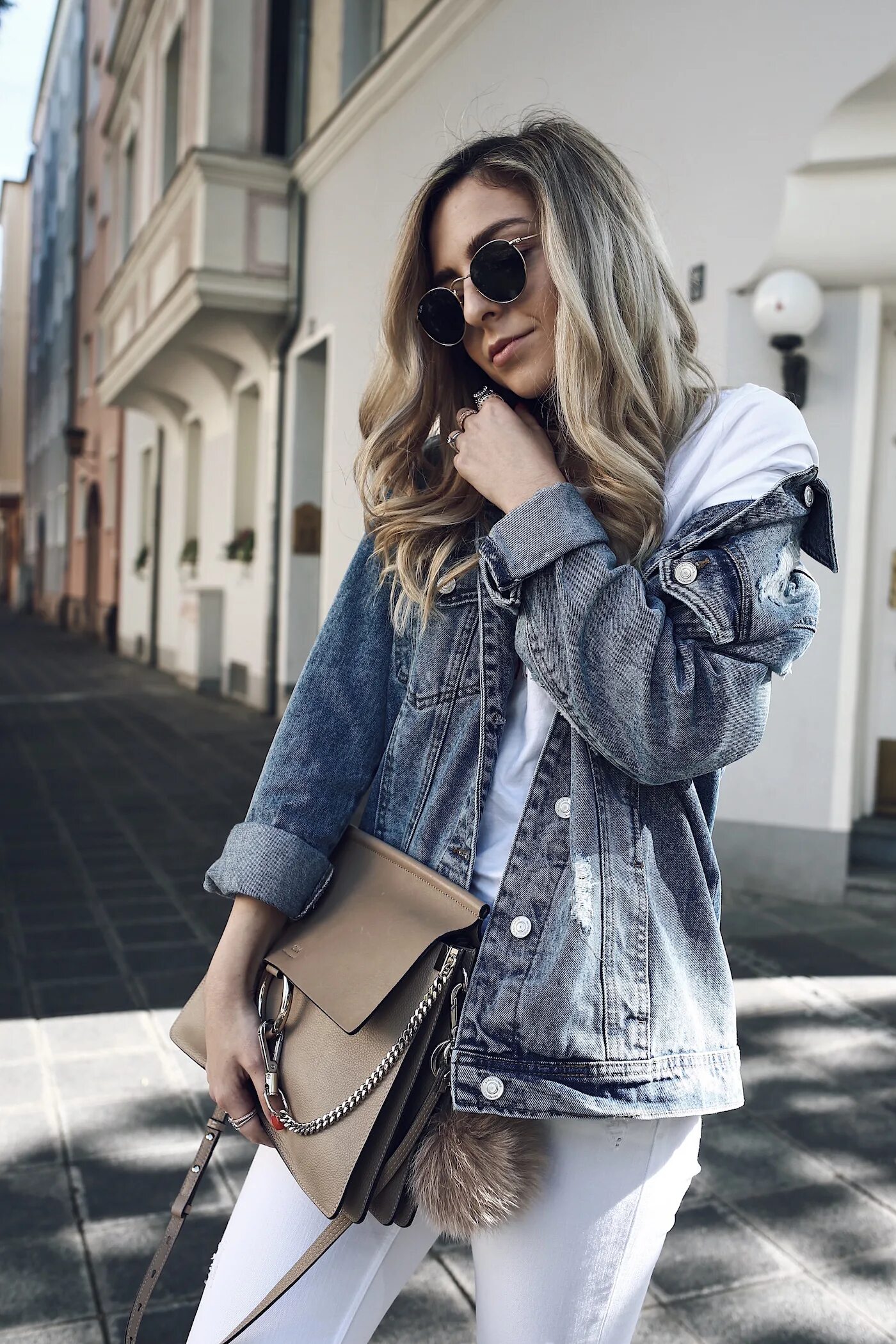 Модные нью бэланс 2020. Образ с серыми джинсами. Серые джинсы с пиджаком женские. С чем носить серую джинсовую. С чем носить серую джинсовую.