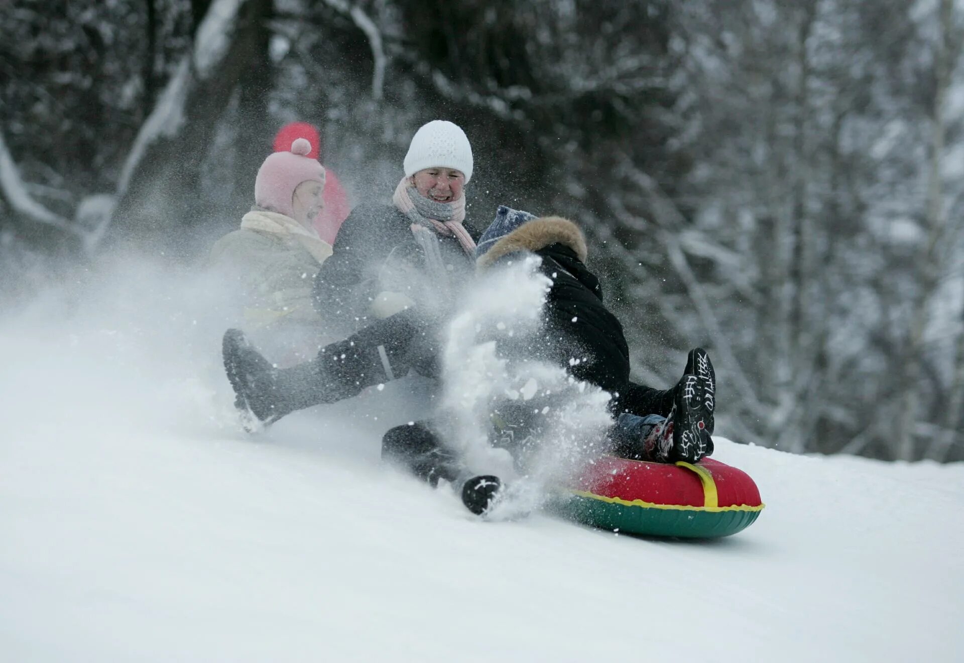 Гонки на санях в германии. Катание с горок на санях. Сани для бобслея. Санки катятся с горы. Спуск на санях.