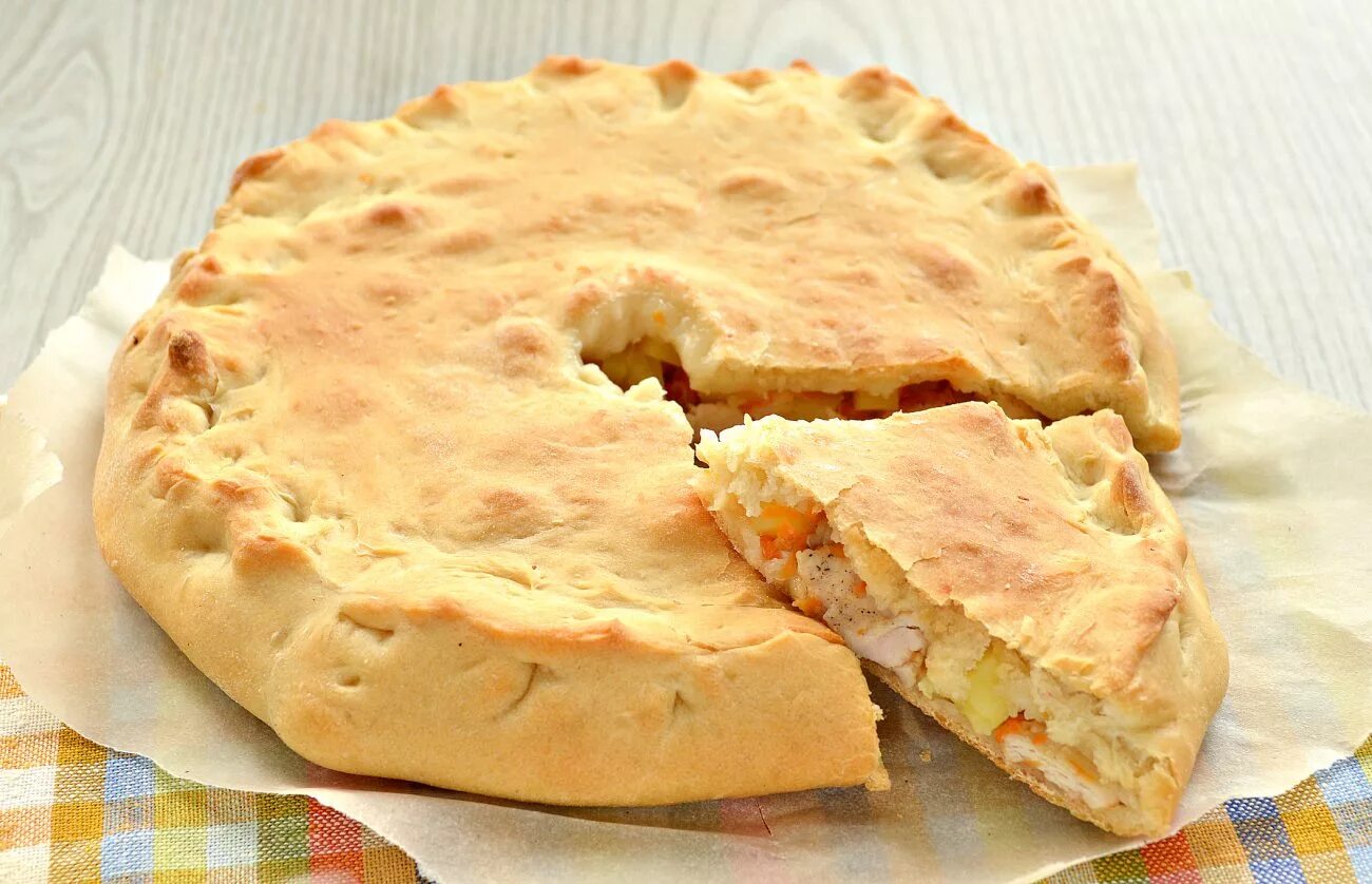 Пирог тесто из картофеля. Пирог с картошкой. пирог с курицей и картошкой. домашний пирог с картофелем и сыром. мясной пирог с картошкой.