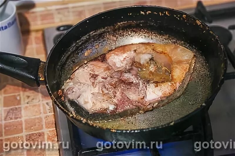 Жареный сом фото. Картошка с жареным сомом. Как правильно жарить ольгу. Сколько жарить крупного карася на сковороде по времени. Кляр для рыбы для жарки на сковороде сом.