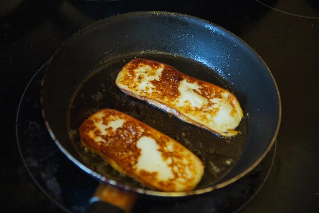 Как вкусно пожарить сыр на сковороде. Жареный сыр на сковороде. жареный сыр на сковороде без панировки. сулугуни жареный на сковороде без панировки. сыр который обжаривают на сковороде.