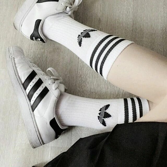 Кроссовки носки адидас. Adidas Superstar с носками adidas. Носки adidas Originals. Носки адидас с 2 полосками. Носик адидас.