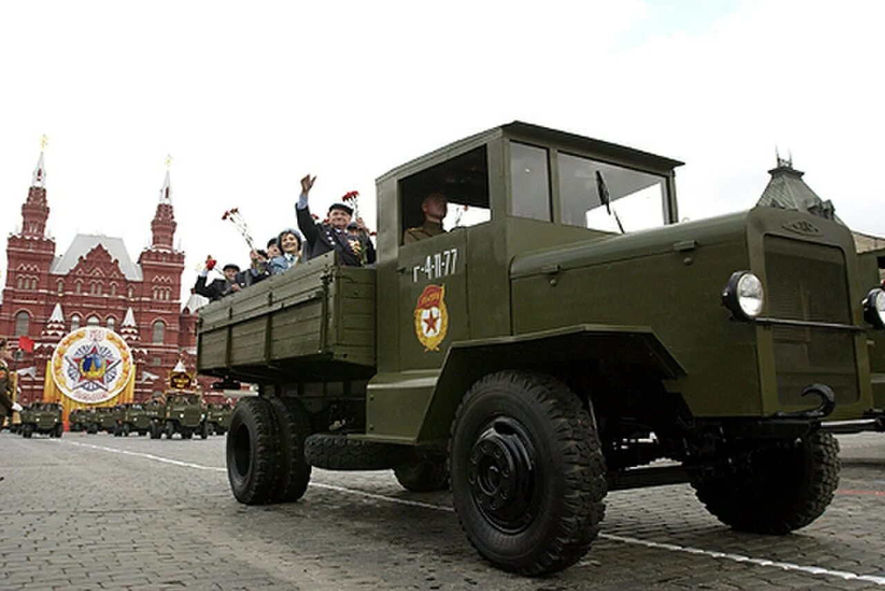 9 мая 2005. ЗИС 5 на параде. ЗИС на параде Победы. Военные машины на параде. День Победы грузовик.