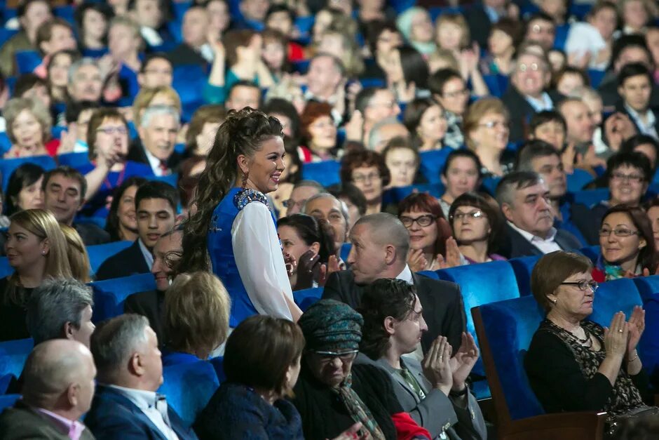 Выступление кремлевской. Зрители в Кремлевском концертном зале. Зрители на концерте. Зрители кремлевского дворца. Концерт в Кремле.