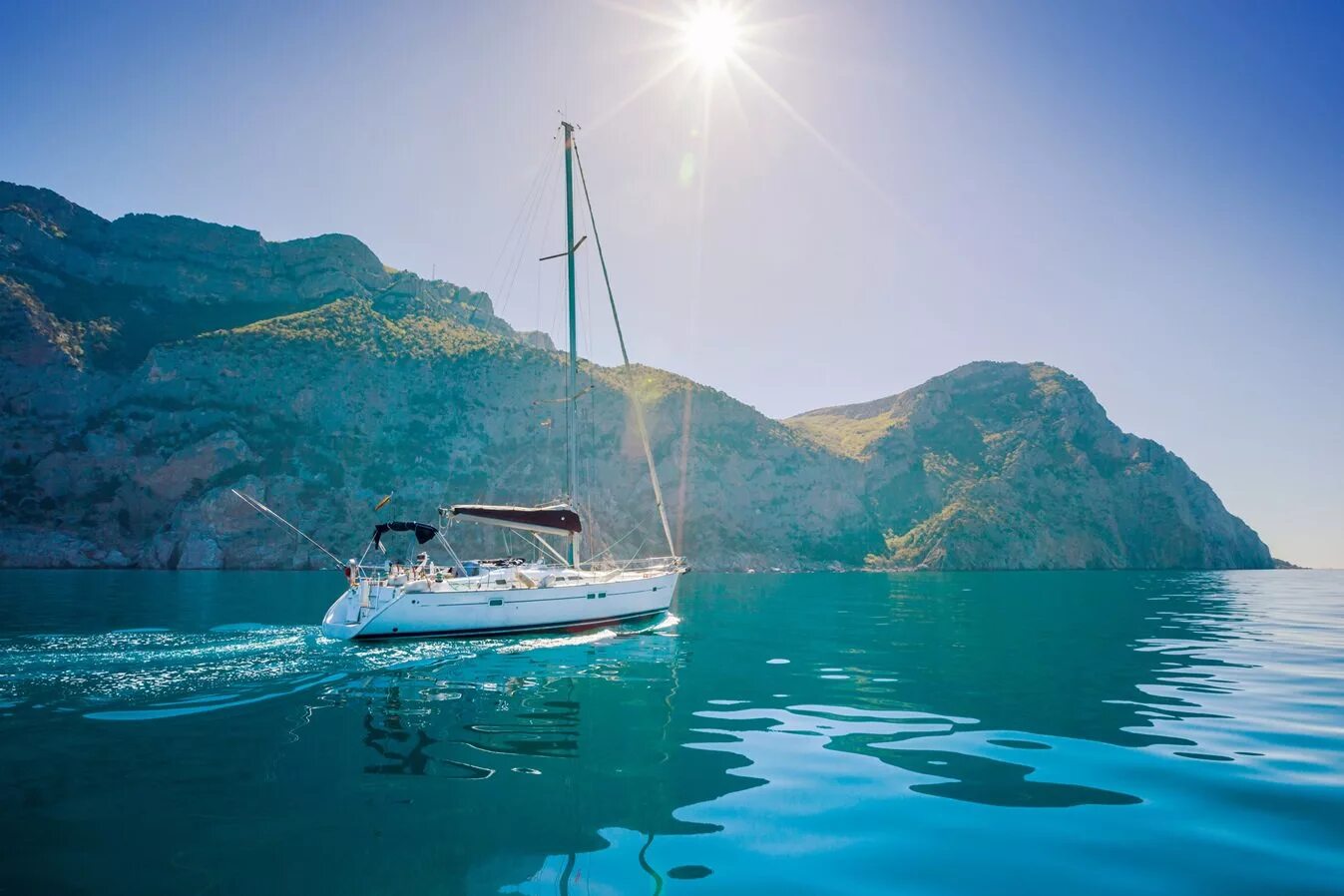 Яхта в открытом океане. Греция Эгейское море бухта. Греция парусная яхта. Яхтинг Греция Ионическое море. Черногория парусная яхта.