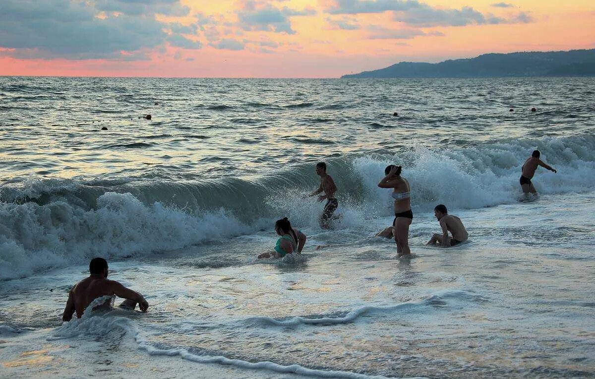 Опасно ли ехать на море в 2024. Сочи море. Черное море с людьми. Черное море пляж люди. Пляжные курорты России.