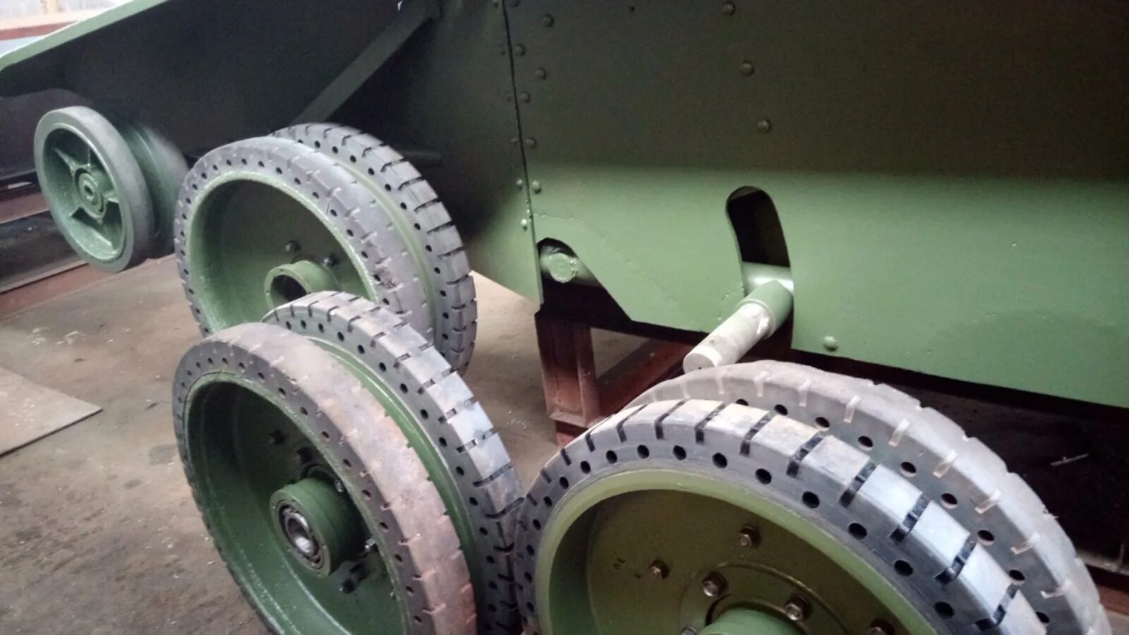 БТ-7 танк гусеница. Направляющие колеса танка БТ 7. Ведущие колеса у танка БТ-7. БТ-7 ведущее колесо обрезиненное. Колеса на танк 500
