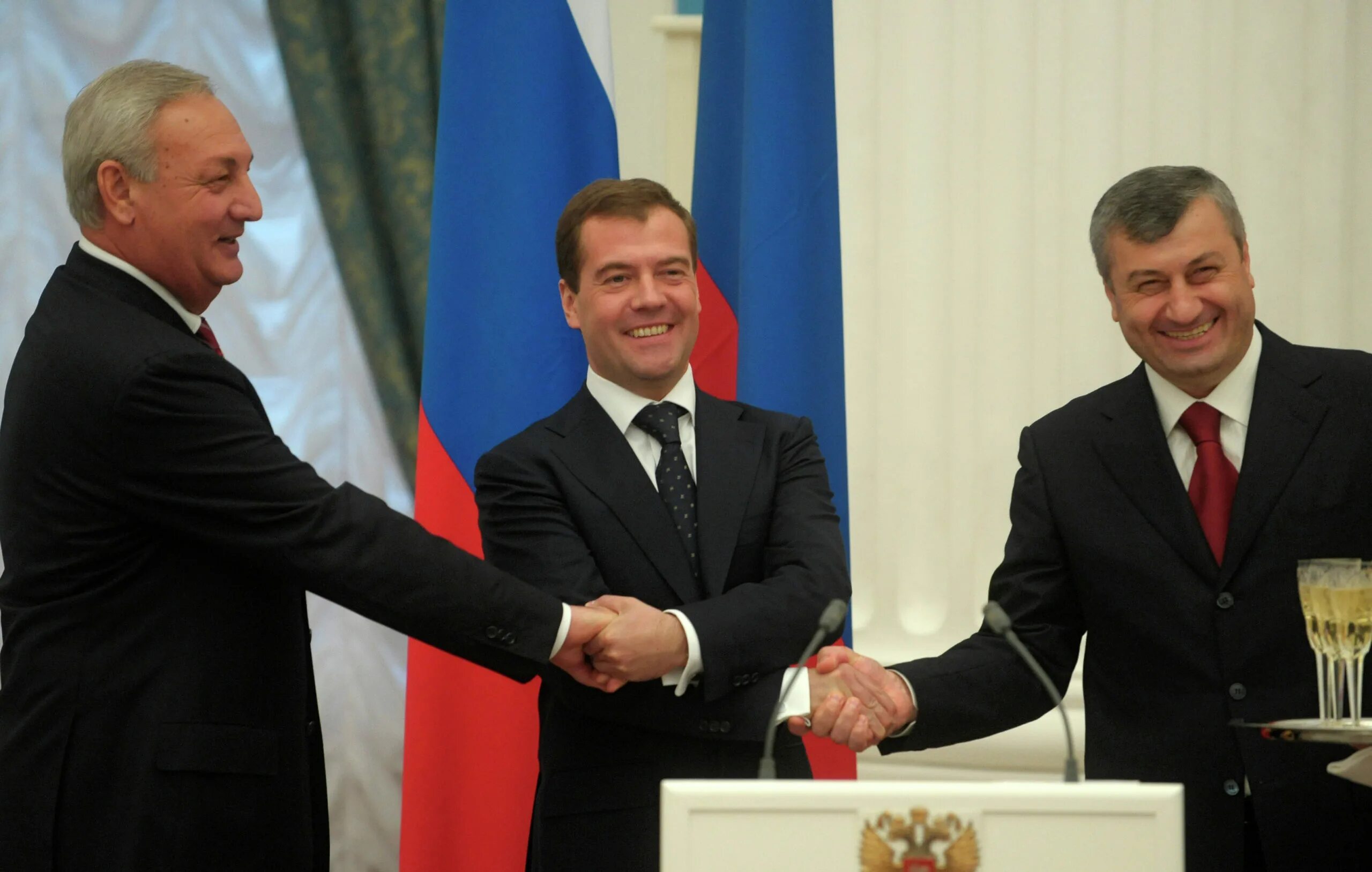 Независимость Абхазии и Южной Осетии 2008. 26 Августа 2008 признание Россией независимости Южной Осетии и Абхазии. Медведев Кокойты и Багапш.