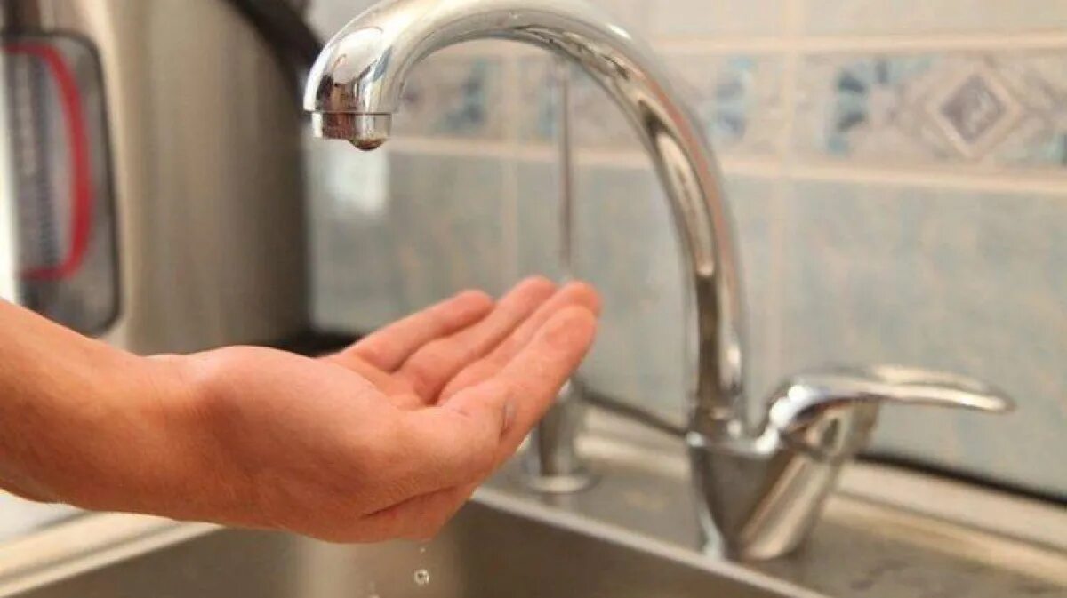 Кран с водой. Отключили воду. Горячая вода. Горячая вода. Где отключат воду сегодня.