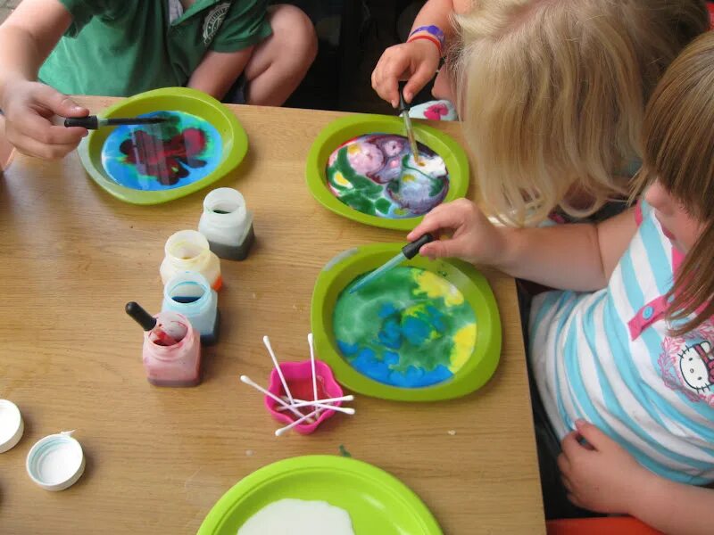 детский сад краски рисование. нетрадиционная техника рисования. рисунки красками для детей. дети творчество. о детском рисовании.