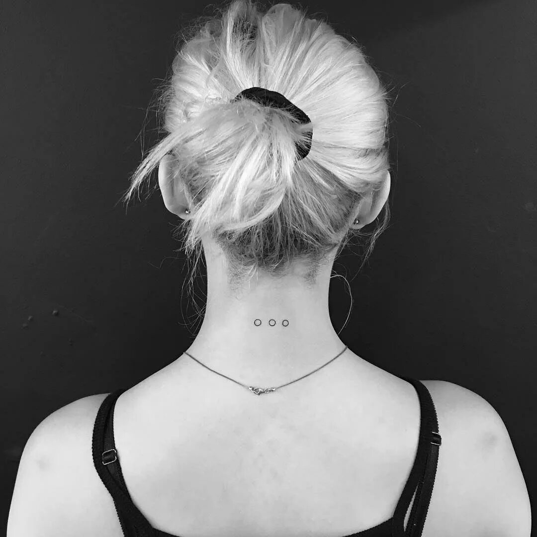 тату на затылке для девушек. тату на затылке для девушек красивые. тату на шее под волосами. тату сзади на шее под волосами у девушки. татуировки для девушек.