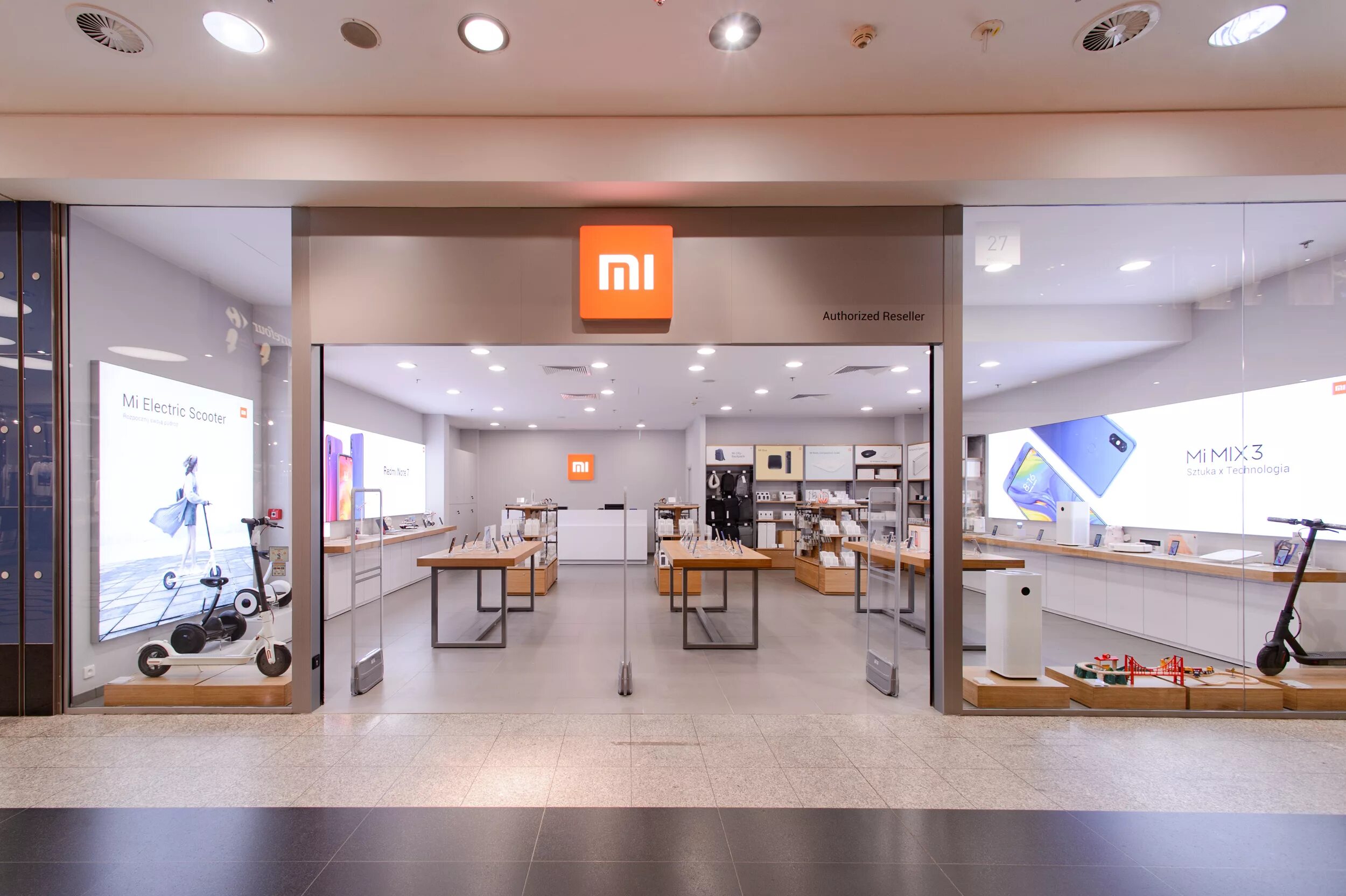 Mi com de. Mi shop (Xiaomi). Mi Store Xiaomi Москва. Витрина Xiaomi. Фирменный магазин Xiaomi в Москве.