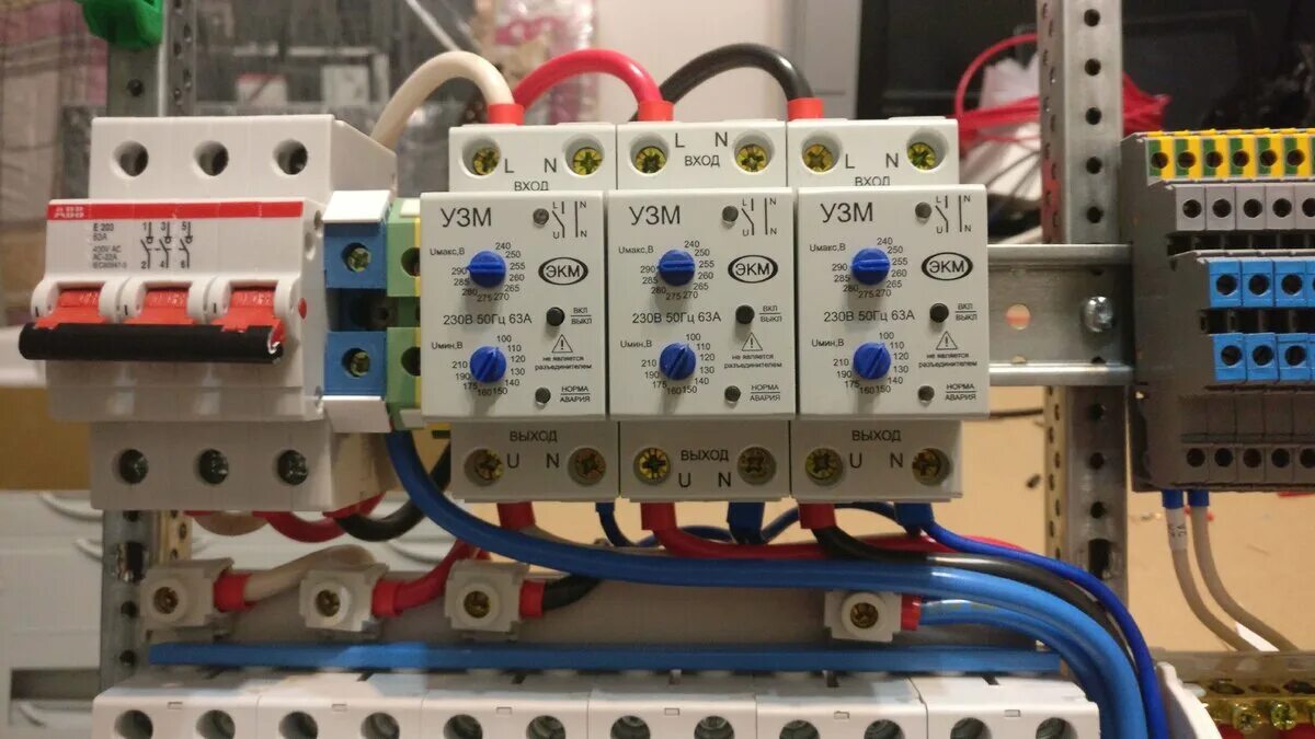 Реле напряжения 220в от скачков для дома барьер. Реле от перенапряжения сети 220в. Реле напряжения барьер люкс 63а. Способы защиты приборов от скачков напряжения. Барьер люкс 63а реле контроля напряжения с контролем тока.