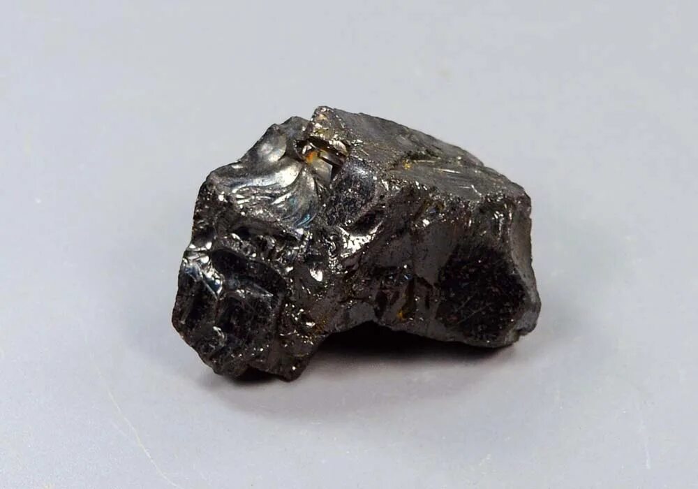 Какой камень добывают в карелии кроме шунгита. Шунгит минерал. Карельский шунгит. Шунгит черный минерал. Шунгит элитный камень.