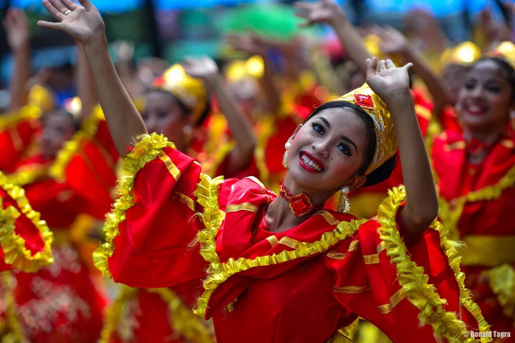 Филиппина на английском. Sinulog Festival Филиппины. Висайя Филиппины. Нация филиппинцы. Висайя народы Филиппин.