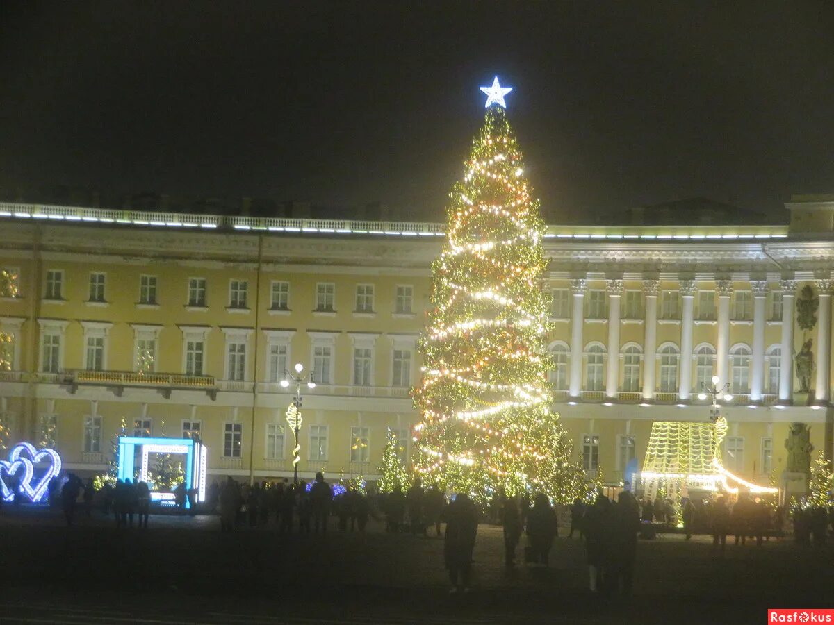 Московское шоссе питер. Новый год в городе. Алые паруса санкт-петербург 2023. Алые паруса 2022 в санкт-петербурге. Елка спб 2021 дворцовая площадь.