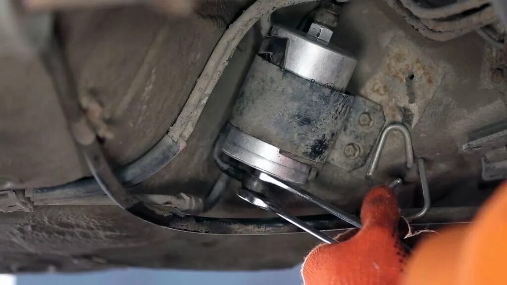 8. Фильтр топлива ауди 80. Топливный фильтр ауди 80 б3 карбюратор. Фильтр топлива ауди 80. Фильтр топливный ауди 80 b3.