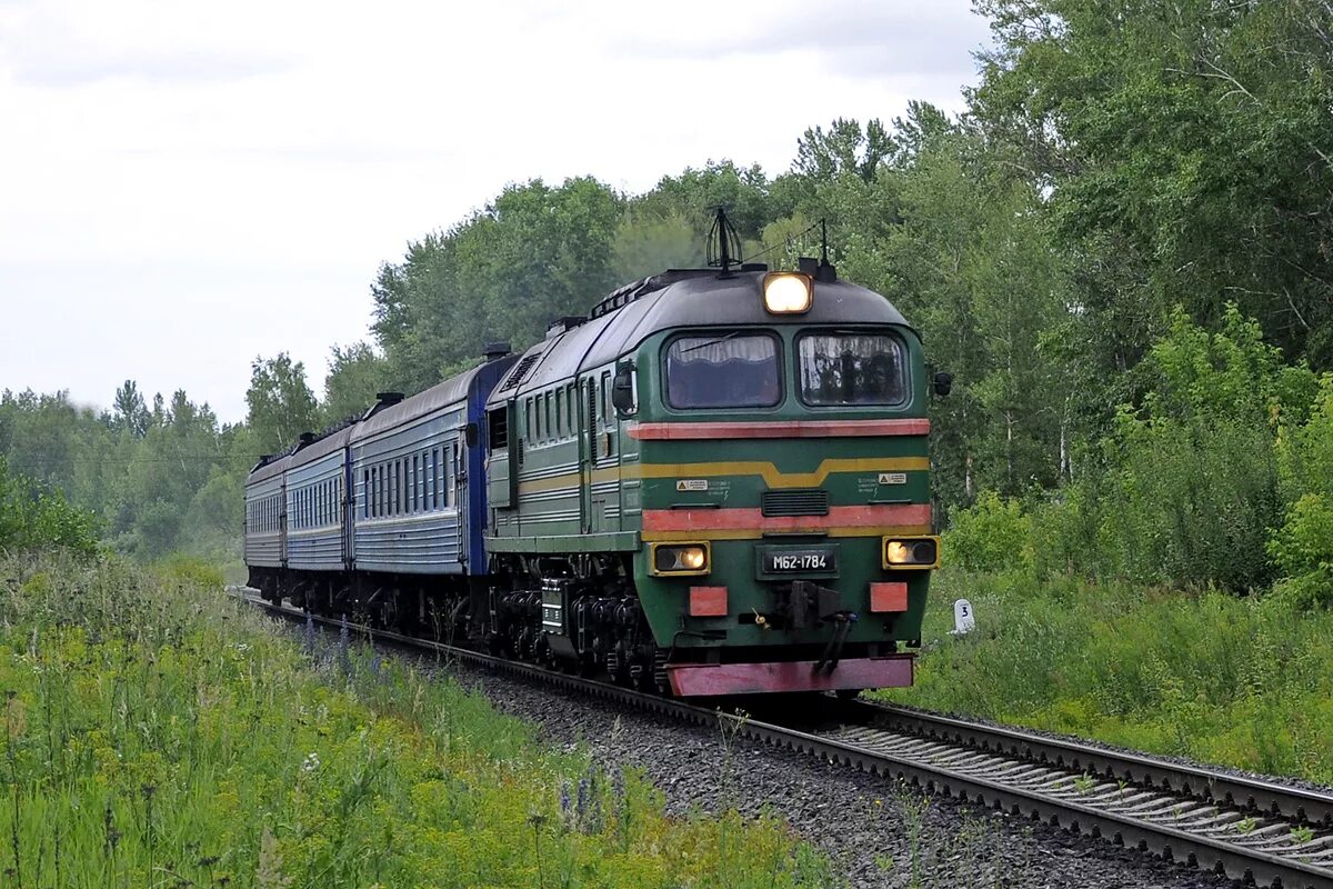 пригородный поезд ковров. дм62-1750. станция ковров 1. поезд муром ковров. м62-1810.