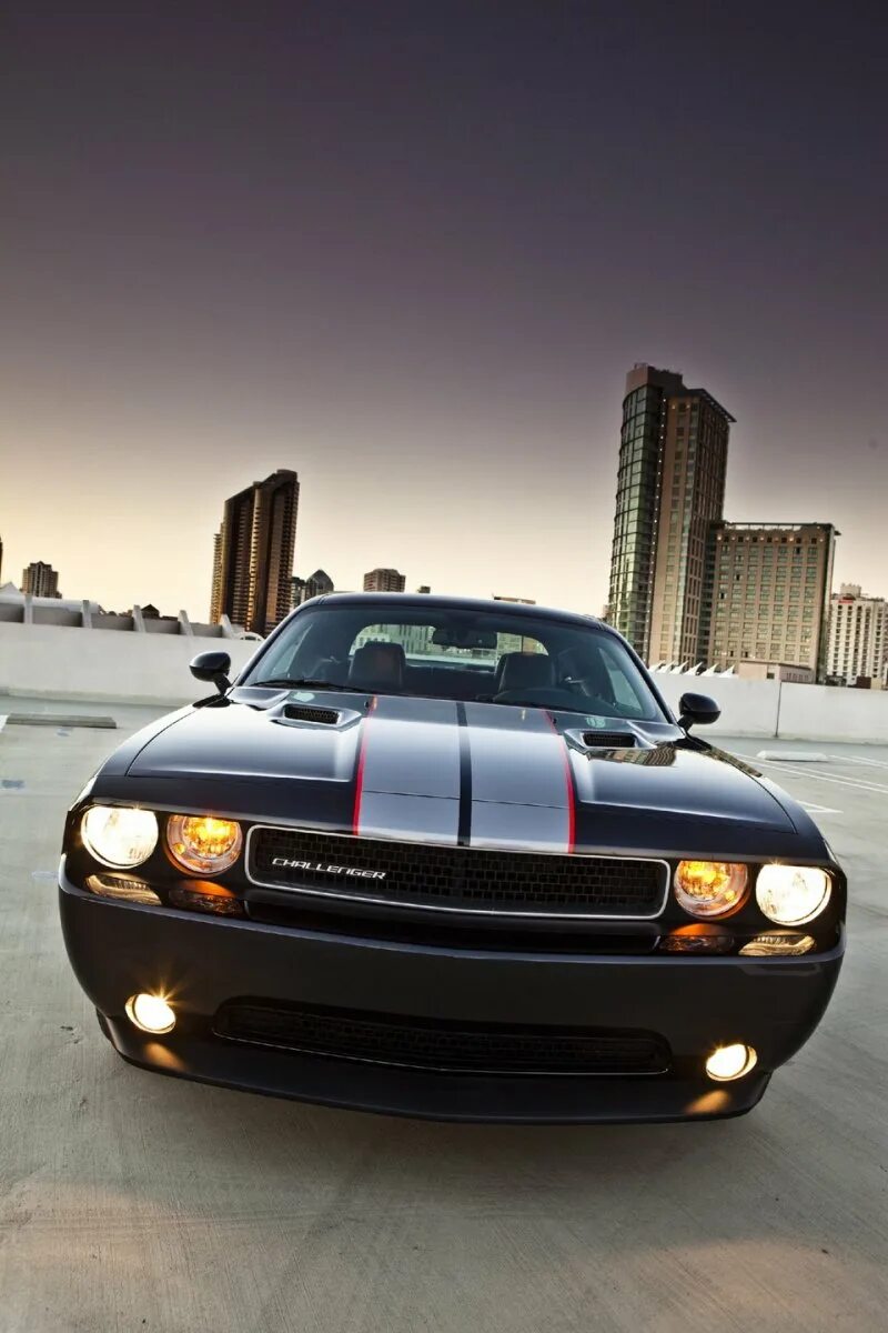 Фото машин вертикально. Челленджер Додж Челленджер. Dodge Challenger 2007. Додд ЧЕЛЛЕНДЖ. Додж Челленджер 2007.